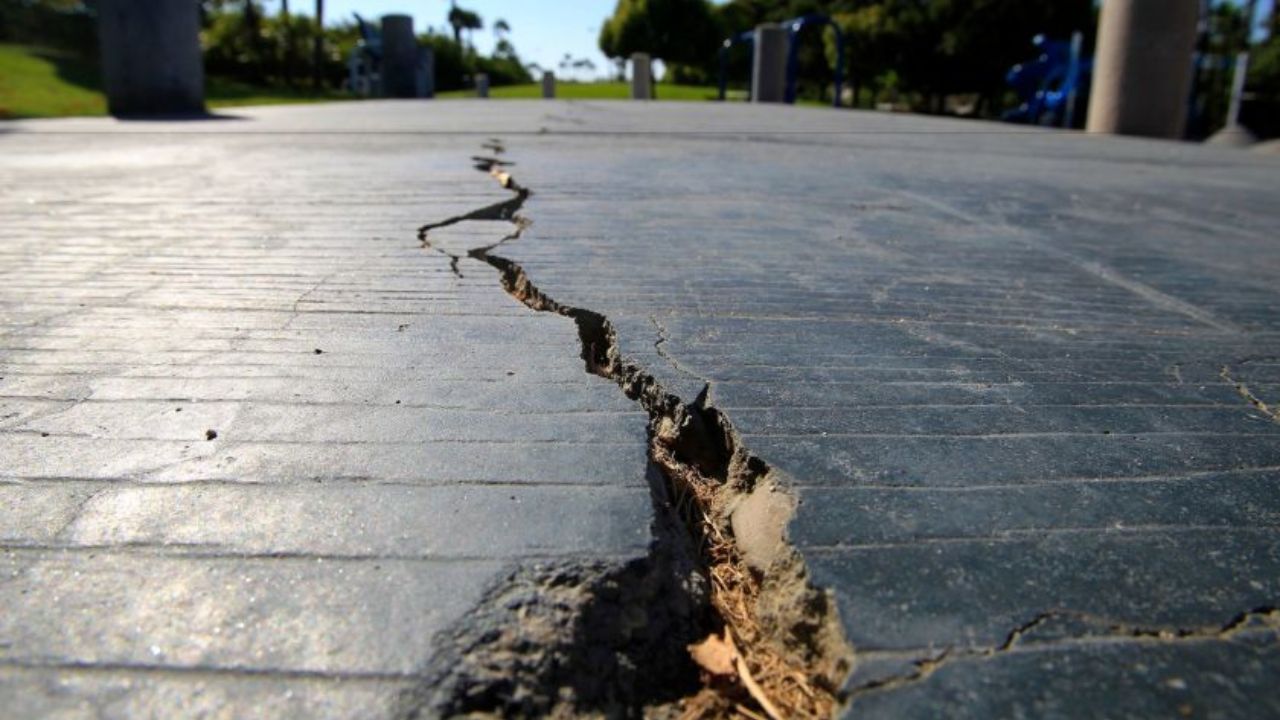 کدام کشورها احتمال وقوع زلزله در آنها بسیار کم است؟
