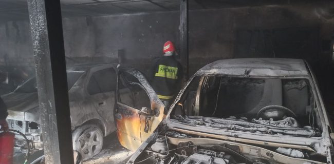 بوکان، آتش سوزی در مغازه صافکاری ۵ خودرو را طعمه حریق کرد + عکس و فیلم